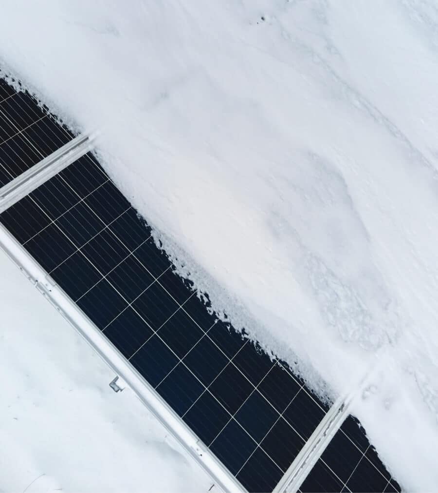 FACTIUN FIX® solar panels covered in snow in extreme conditions.