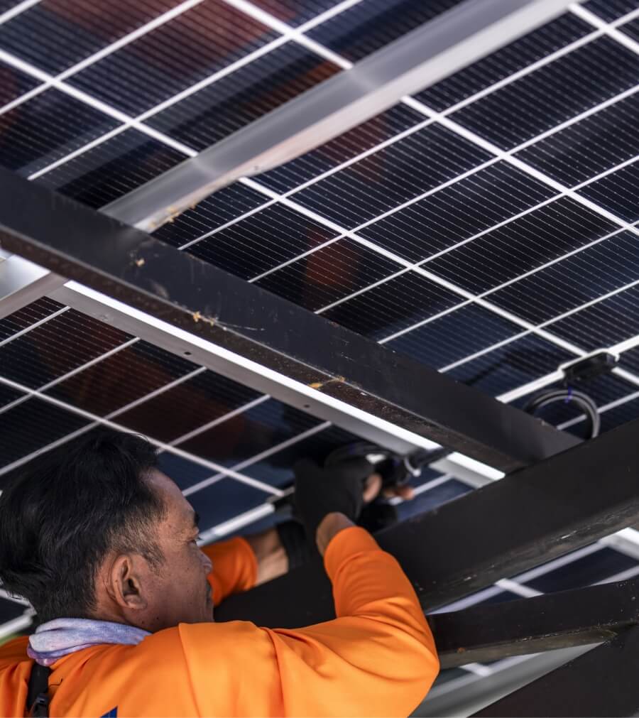 Technician working with FACTIUN FIX® solar structure in a photovoltaic field.